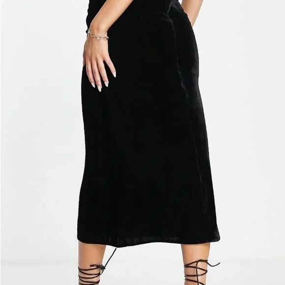 ASOS Design velvet midi skirt in black - Picture 3 of 4
